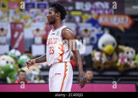 Sean Hill Jr., joueur américain de basket-ball, de Jilin Northeast Tigers, joue lors d'un match à la première étape de la reprise de l'Association chinoise de basket-ball (CBA) contre les baleines bleues du Sichuan, ville de Dongguan, province de Guangdong, dans le sud de la Chine, le 21 juin 2020. Jilin Northeast Tigers a battu Sichuan Blue Whales avec 97-85. La ligue de basket-ball chinoise a repris après un arrêt de presque cinq mois, avec moins de joueurs étrangers et aucun fan dans les tribunes. L'ABC a été suspendue le 24 janvier, une semaine avant son retour prévu à la fin de la saison régulière, après une pause printanière. La se Banque D'Images