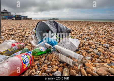 Brighton, Royaume-Uni, 21 juin 2020 : les ordures ont quitté la plage de Brighton hier après le temps fantastique, ce qui a conduit des milliers de visiteurs à venir s'asseoir près de vous Banque D'Images