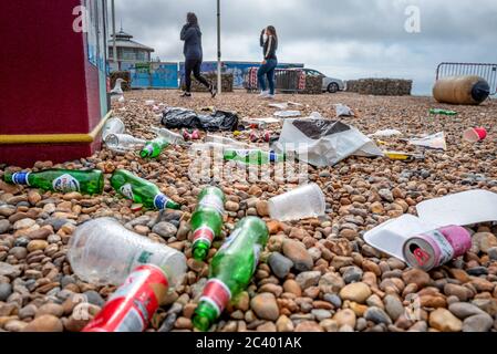 Brighton, Royaume-Uni, 21 juin 2020 : les ordures ont quitté la plage de Brighton hier après le temps fantastique, ce qui a conduit des milliers de visiteurs à venir s'asseoir près de vous Banque D'Images