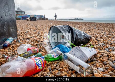 Brighton, Royaume-Uni, 21 juin 2020 : les ordures ont quitté la plage de Brighton hier après le temps fantastique, ce qui a conduit des milliers de visiteurs à venir s'asseoir près de vous Banque D'Images