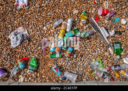 Brighton, Royaume-Uni, 21 juin 2020 : les ordures ont quitté la plage de Brighton hier après le temps fantastique, ce qui a conduit des milliers de visiteurs à venir s'asseoir près de vous Banque D'Images