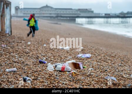 Brighton, Royaume-Uni, 21 juin 2020 : les ordures ont quitté la plage de Brighton hier après le temps fantastique, ce qui a conduit des milliers de visiteurs à venir s'asseoir près de vous Banque D'Images