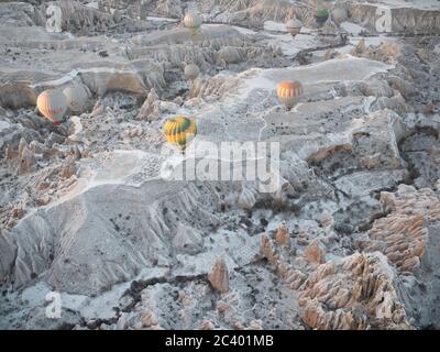 Göreme, Turquie - 11 janvier 2020 : ballons colorés sur des roches volcaniques en Cappadoce. Turquie. Banque D'Images