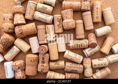 BERLIN - JUIN 23 : collection de bouchons de vin sur fond de liège brun à Berlin le 23 juin. 2020 en Allemagne Banque D'Images