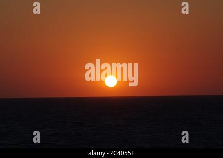 Série d'images de coucher de soleil sur l'océan, Orbe jaune s'enfoncant dans la mer, séquence d'images d'un coucher de soleil dans la mer, séquence d'images d'un soleil Banque D'Images