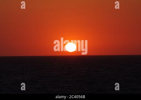 Série d'images de coucher de soleil sur l'océan, Orbe jaune s'enfoncant dans la mer, séquence d'images d'un coucher de soleil dans la mer, séquence d'images d'un soleil Banque D'Images