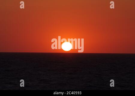 Série d'images de coucher de soleil sur l'océan, Orbe jaune s'enfoncant dans la mer, séquence d'images d'un coucher de soleil dans la mer, séquence d'images d'un soleil Banque D'Images