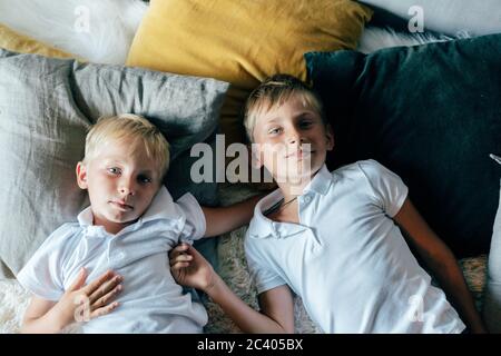 2 frères au lit Banque D'Images