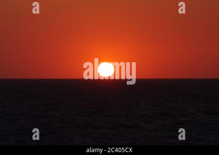 Série d'images de coucher de soleil sur l'océan, Orbe jaune s'enfoncant dans la mer, séquence d'images d'un coucher de soleil dans la mer, séquence d'images d'un soleil Banque D'Images