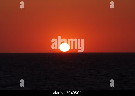 Série d'images de coucher de soleil sur l'océan, Orbe jaune s'enfoncant dans la mer, séquence d'images d'un coucher de soleil dans la mer, séquence d'images d'un soleil Banque D'Images