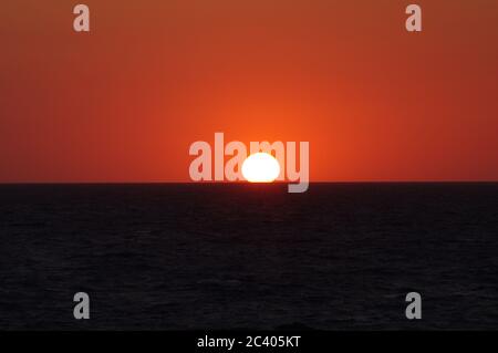 Série d'images de coucher de soleil sur l'océan, Orbe jaune s'enfoncant dans la mer, séquence d'images d'un coucher de soleil dans la mer, séquence d'images d'un soleil Banque D'Images