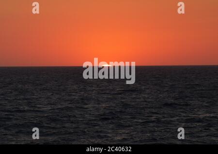 Série d'images de coucher de soleil sur l'océan, Orbe jaune s'enfoncant dans la mer, séquence d'images d'un coucher de soleil dans la mer, séquence d'images d'un soleil Banque D'Images