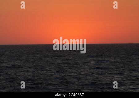 Série d'images de coucher de soleil sur l'océan, Orbe jaune s'enfoncant dans la mer, séquence d'images d'un coucher de soleil dans la mer, séquence d'images d'un soleil Banque D'Images
