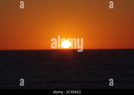 Série d'images de coucher de soleil sur l'océan, Orbe jaune s'enfoncant dans la mer, séquence d'images d'un coucher de soleil dans la mer, séquence d'images d'un soleil Banque D'Images