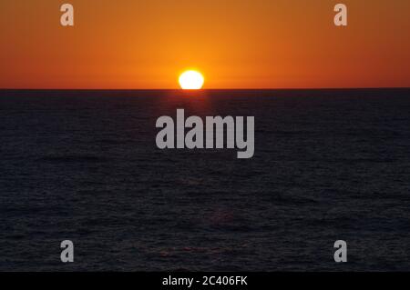 Série d'images de coucher de soleil sur l'océan, Orbe jaune s'enfoncant dans la mer, séquence d'images d'un coucher de soleil dans la mer, séquence d'images d'un soleil Banque D'Images