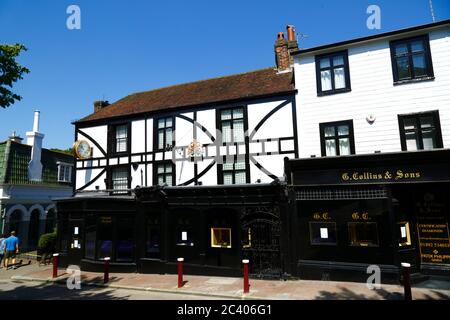 G Collins & Sons bijoutiers magasinent dans un bâtiment historique de High Street, Royal Tunbridge Wells, Kent, Angleterre Banque D'Images