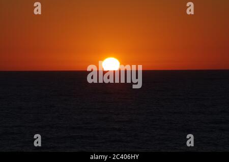 Série d'images de coucher de soleil sur l'océan, Orbe jaune s'enfoncant dans la mer, séquence d'images d'un coucher de soleil dans la mer, séquence d'images d'un soleil Banque D'Images
