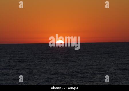 Série d'images de coucher de soleil sur l'océan, Orbe jaune s'enfoncant dans la mer, séquence d'images d'un coucher de soleil dans la mer, séquence d'images d'un soleil Banque D'Images