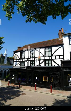 G Collins & Sons bijoutiers magasinent dans un bâtiment historique de High Street, Royal Tunbridge Wells, Kent, Angleterre Banque D'Images