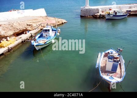 Le vieux port sur l'île grecque tranquille de Kasos. Bateaux de pêche traditionnels amarrés dans des eaux abritées. Une scène paisible et sans problèmes, peu changé Banque D'Images