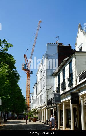 Grue sur le projet Pantiles de Dandara 1887 (redéveloppement de l'ancien site de Union House), vu des Pantiles, Tunbridge Wells, Kent, Angleterre Banque D'Images