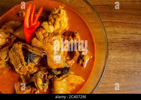 Curry de poulet, plat originaire du sous-continent indien, délicatesse commune dans la cuisine du sous-continent indien, cuisine de l'Asie du Sud-est. Banque D'Images