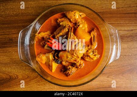 Curry de poulet, plat originaire du sous-continent indien, délicatesse commune dans la cuisine du sous-continent indien, cuisine de l'Asie du Sud-est. Banque D'Images