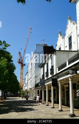 Grue sur le projet Pantiles de Dandara 1887 (redéveloppement de l'ancien site de Union House), vu des Pantiles, Tunbridge Wells, Kent, Angleterre Banque D'Images