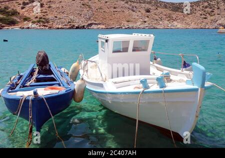 Grèce – Cyclades - île d'Irakleia : petits bateaux de pêche au port. Eaux cristallines. Banque D'Images