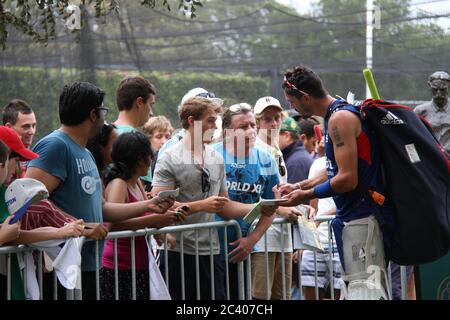 Le joueur de cricket anglais Kevin Pietersen a signé des autographes et a fait prendre sa photo avec les fans après la session d'entraînement de l'équipe de cricket de l'Angleterre au SCG (Sy Banque D'Images