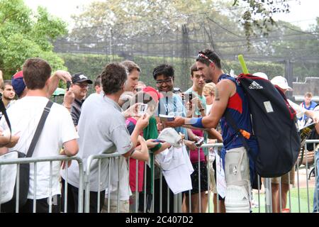 Le joueur de cricket anglais Kevin Pietersen a signé des autographes et a fait prendre sa photo avec les fans après la session d'entraînement de l'équipe de cricket de l'Angleterre au SCG (Sy Banque D'Images