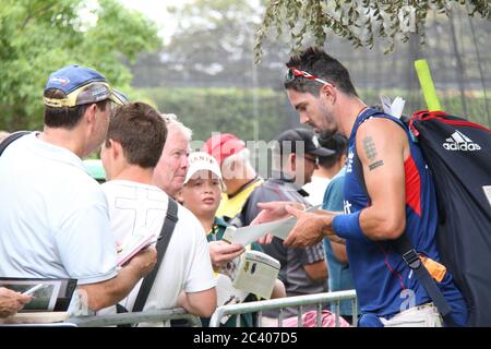 Le joueur de cricket anglais Kevin Pietersen a signé des autographes et a fait prendre sa photo avec les fans après la session d'entraînement de l'équipe de cricket de l'Angleterre au SCG (Sy Banque D'Images