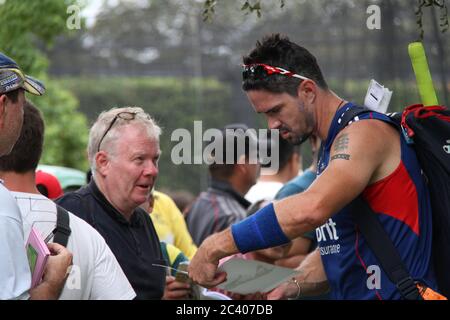 Le joueur de cricket anglais Kevin Pietersen a signé des autographes et a fait prendre sa photo avec les fans après la session d'entraînement de l'équipe de cricket de l'Angleterre au SCG (Sy Banque D'Images