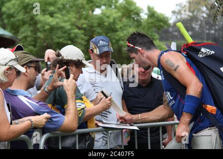 Le joueur de cricket anglais Kevin Pietersen a signé des autographes et a fait prendre sa photo avec les fans après la session d'entraînement de l'équipe de cricket de l'Angleterre au SCG (Sy Banque D'Images