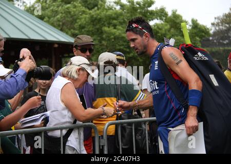 Le joueur de cricket anglais Kevin Pietersen a signé des autographes et a fait prendre sa photo avec les fans après la session d'entraînement de l'équipe de cricket de l'Angleterre au SCG (Sy Banque D'Images