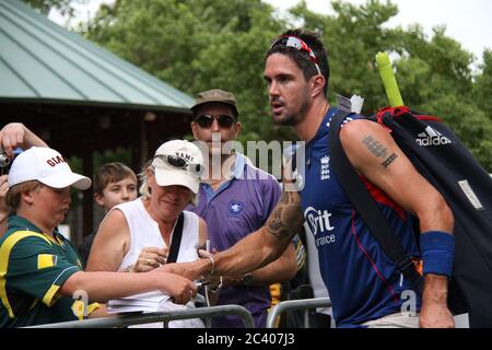 Le joueur de cricket anglais Kevin Pietersen a signé des autographes et a fait prendre sa photo avec les fans après la session d'entraînement de l'équipe de cricket de l'Angleterre au SCG (Sy Banque D'Images