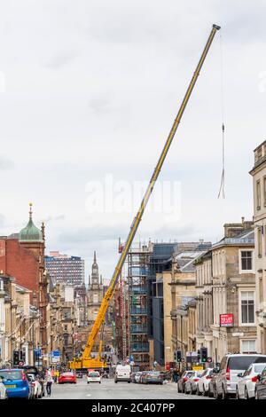 Grue mobile de construction lourde travaillant dans le centre-ville de Glasgow, travaillant sur West George Street, Écosse, Royaume-Uni Banque D'Images