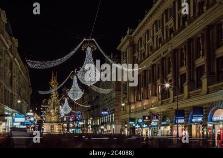 Graben rue avec des lustres de Noël à Vienne dans la nuit, Autriche. Banque D'Images
