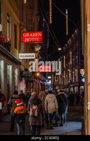 Touristes dans la rue Dorothée dans la vieille ville de nuit à Vienne, Autriche. Banque D'Images