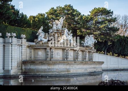 Vue sur la fontaine Neptune et l'eau gelée du lac artificiel en face, parc de Schönbrunn, Vienne, Autriche. Banque D'Images