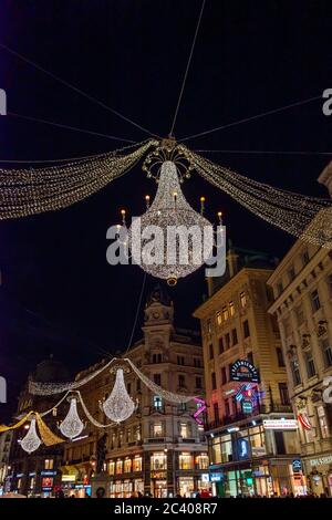 Lustre de Noël à Vienne, rue Graben. Belle décoration de Noël lumineuse contre le ciel sombre de nuit, Vienne, Autriche Banque D'Images