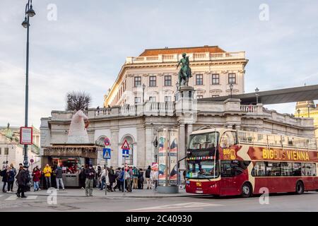 Bus touristique rouge de Helmut Zilk Platz, Albertinaplatz, vieille ville, Vienne, Autriche. Banque D'Images