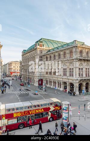 Vue sur Albertinaplatz, l'Opéra national de Vienne, le bus touristique rouge, rue animée du centre-ville de Vienne. Banque D'Images