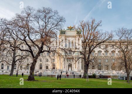 Vue sur Hofburg Neue Burg, bâtiment faisant partie du complexe du palais Hofburg depuis le parc Burggarten, Vienne, Autriche. Banque D'Images