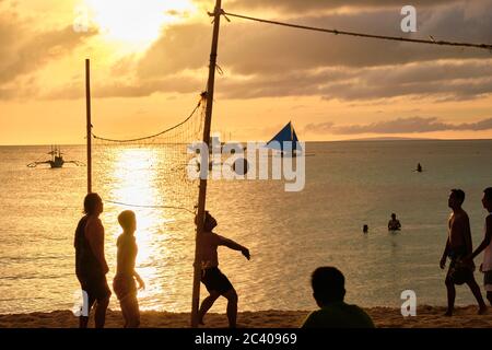 Boracay, Philippines - 23 janvier 2020: Coucher de soleil sur l'île de Boracay. Les habitants jouent au Beach-volley au coucher du soleil Banque D'Images