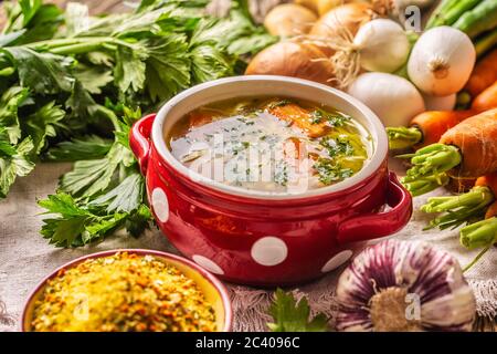 Bouillon de poulet dans un bol vintage avec nouilles maison oignon carottes céleri herbes ail et légumes frais Banque D'Images
