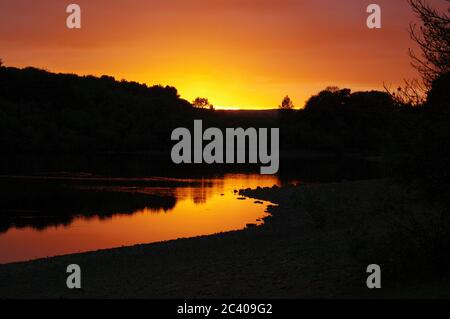 Séquence d'images d'un coucher de soleil, réservoir Swinsty en Angleterre, coucher de soleil Red Sky, réflexion au coucher du soleil dans le réservoir Banque D'Images