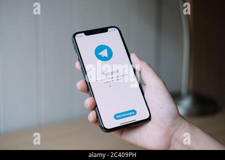 CHIANG MAI, THAÏLANDE, 22 juin 2020 : femme tenant main iPhone X avec le service de réseau social Telegram sur l'écran. IPhone 10 a été créé et Banque D'Images