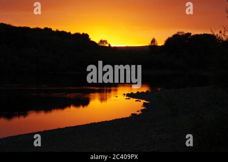 Séquence d'images d'un coucher de soleil, réservoir Swinsty en Angleterre, coucher de soleil Red Sky, réflexion au coucher du soleil dans le réservoir Banque D'Images