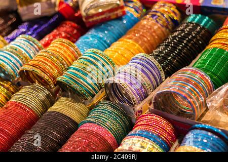 Bracelets de verre indien/métal multicolores disposés sur la tablette à vendre Banque D'Images